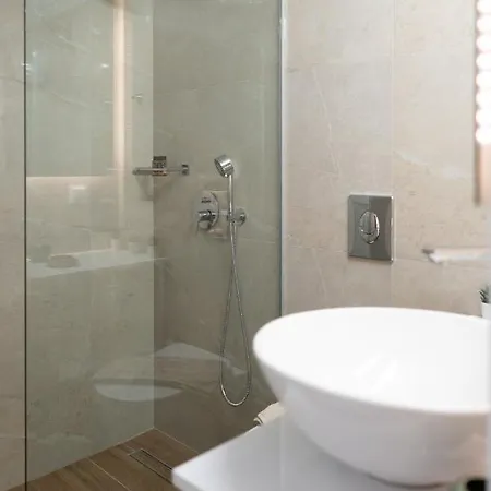 The Garden Of Zephyrus - Halepa Daire Hanya